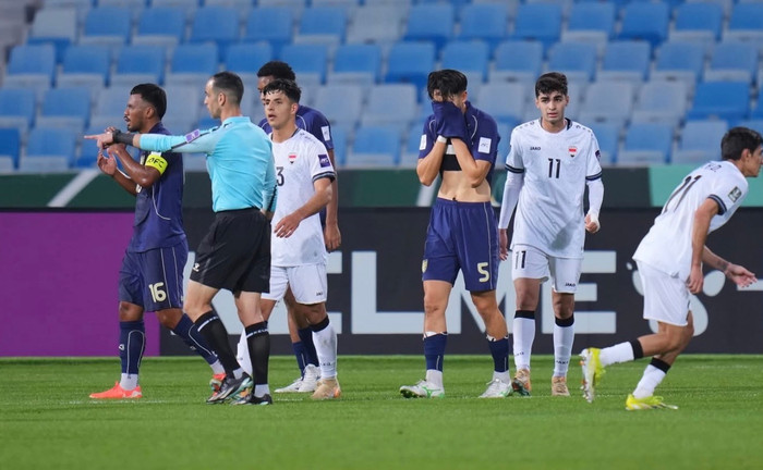 U23 Thái Lan bị phạt đền. Ảnh: FAT