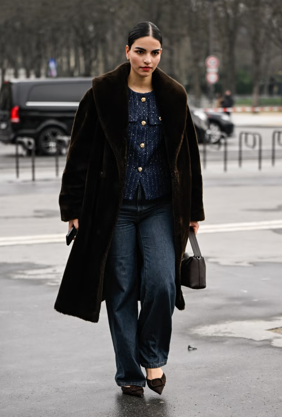 Áo khoác lông giả mượt mang đến vẻ chỉn chu, nâng tầm bất kỳ set đồ nào nhờ sợi lông ngắn tinh tế. Để tổng thể hài hòa, hãy kết hợp với quần jeans màu tối và đừng quên, tông indigo chính là xu hướng jeans nổi bật trên sàn diễn AW25. Một lựa chọn vừa thời thượng vừa dễ diện. Ảnh: Cosmopolitan