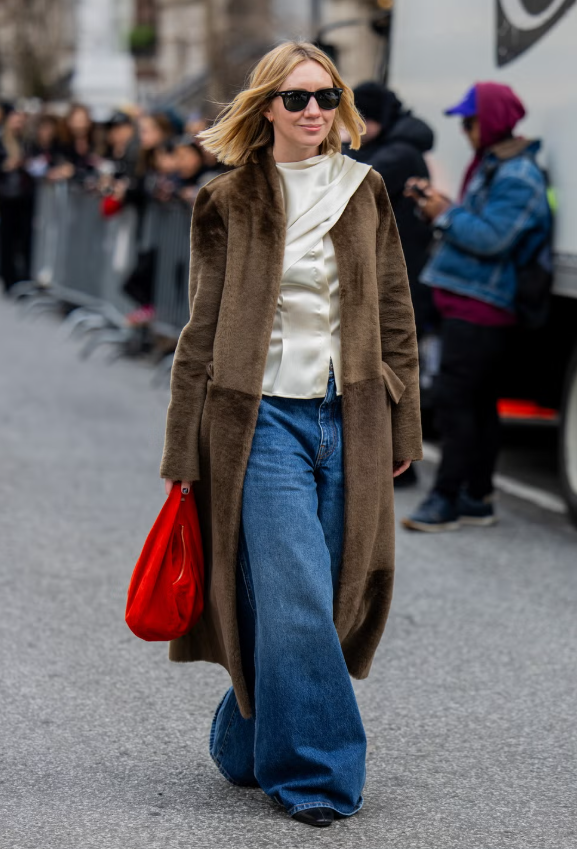 Thiết kế áo khoác lông giả không cổ tạo cảm giác gọn gàng, bất kể chiều dài hay kiểu lông, từ xù đến mượt hay teddy. Điều này đồng nghĩa bạn có thể diện quần jeans ống rộng nhất mà vẫn giữ được sự cân đối, không lo bị “dìm” vóc dáng. Ảnh: Cosmopolitan