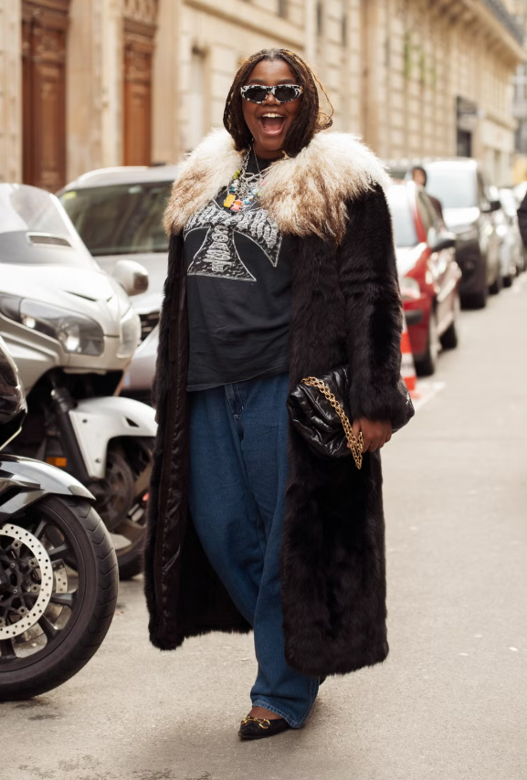 Dù chỉ phần cổ và gấu tay xù hay toàn bộ áo khoác nổi bật với các mảng lông giả tương phản, bạn vẫn nên cân đối tỉ lệ của áo với tổng thể trang phục. Quần jeans ống loe chính là lựa chọn hoàn hảo, ôm vừa vặn hông và đùi, đồng thời tạo độ phồng nhẹ ở phần gấu, hài hòa với dáng áo. Ảnh: Cosmopolitan