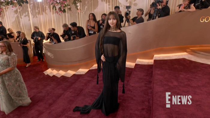 Lisa (BLACKPINK) diện váy xuyên thấu, khoe visual sáng bừng trên thảm đỏ Quả Cầu Vàng Ảnh 1