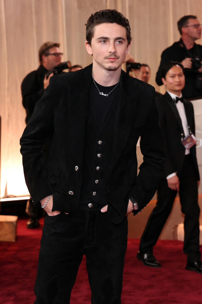 Timothée Chalamet không sánh đôi cùng Kylie Jenner trên thảm đỏ. Được biết ở Quả Cầu Vàng năm nay, anh được đề cử cho vai diễn trong Marty Supreme.