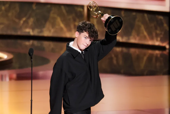 Khoảnh khắc Owen Cooper lập kỷ lục Emmy 2025 ở tuổi 15 với vai diễn đầu tay trong Adolescence (Ảnh: Variety)
