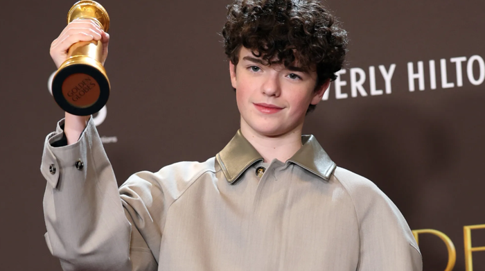 Owen Cooper nâng cao tượng vàng Quả Cầu Vàng 2026, trở thành nam diễn viên phụ truyền hình trẻ nhất lịch sử giải thưởng (Ảnh: The Hollywood Reporters)