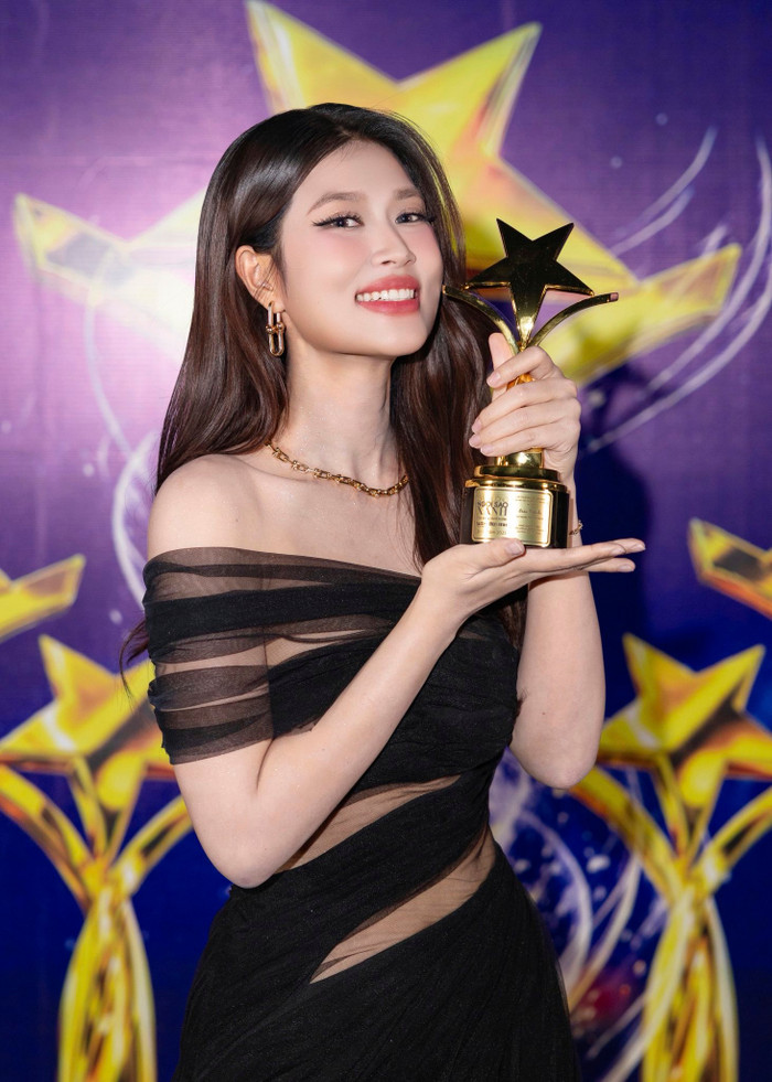 Đoàn Thiên Ân xúc động khi nhận giải thưởng.