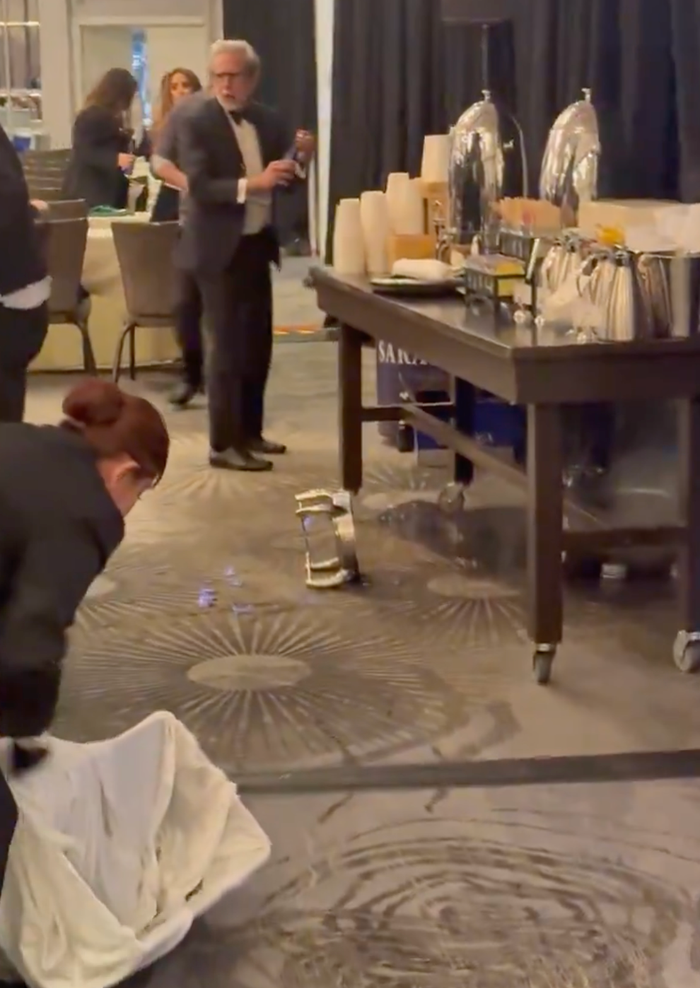 Hình ảnh về sự cố hỏa hoạn ở khách sạn nơi diễn ra lễ trao giải Quả Cầu Vàng. (Ảnh: Chris Gardner/X)