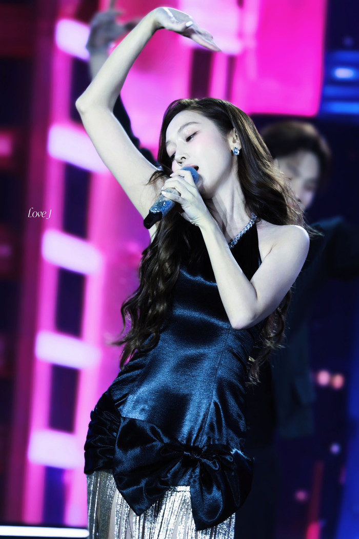 Jessica khi hát liên hoàn hit của SNSD sau hơn một thập kỷ, cộng đồng mạng chỉ trích Ảnh 3