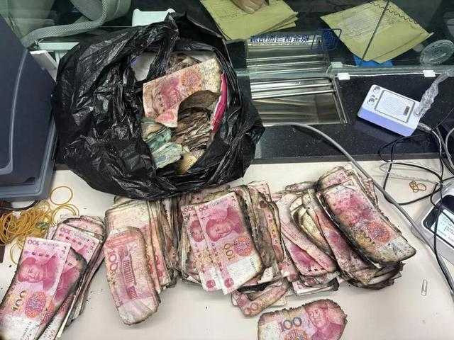 Người phụ nữ mang túi vải màu đen đến ngân hàng cầu cứu, nhân viên xót xa khi mở ra kiểm tra Ảnh 2