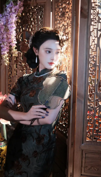 Bành Tiểu Nhiễm được nhận xét đặc biệt phù hợp với tạo hình mang màu sắc cổ điển.&nbsp;