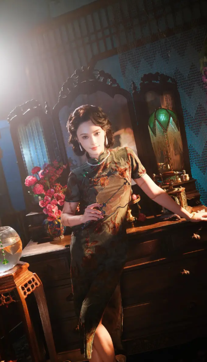 Bành Tiểu Nhiễm khoe trọn vóc dáng thanh tú trong bô sườn xám ôm sát cơ thể.