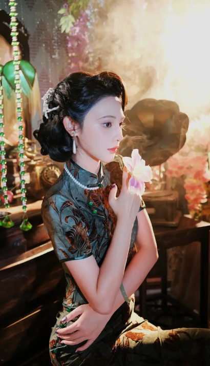 Bành Tiểu Nhiễm diện sườn xám hóa thân thành mỹ nhân dân quốc.