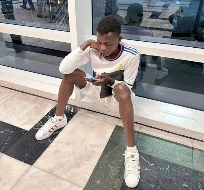 Trong nhiều dịp, Lindo ưu tiên các bộ trang phục casual, tập trung vào sự đơn giản và dễ phối hợp như những chiếc áo thun kết hợp với quần short đen ngắn trên đầu gối, tạo nên vẻ ngoài năng động phù hợp cho những ngày thời tiết nóng bức. Áo thun này có thiết kế oversize nhẹ, với đường may chắc chắn và chất liệu cotton thoáng khí, giúp Lindo dễ dàng di chuyển trong không gian đô thị. Đi kèm là đôi giày sneaker điểm sắc đỏ, với đế cao su bền bỉ và kiểu dáng thấp cổ. Ảnh: FBNV