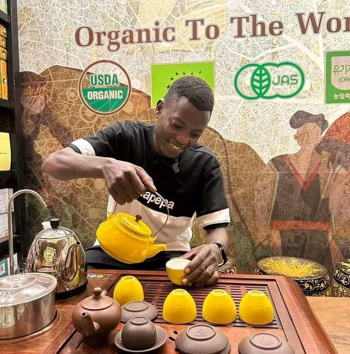 Gu thời trang của Lindo mang tính linh hoạt cao, thường xoay quanh các item cơ bản như áo thun, quần dài và giày sneaker, nhưng luôn được biến tấu để phù hợp với ngữ cảnh. Lindo thích các tông màu đất như be, xám, nâu, xen lẫn sắc nổi bật như hồng hoặc xanh navy, tạo sự cân bằng giữa cổ điển và hiện đại. Ảnh: FBNV