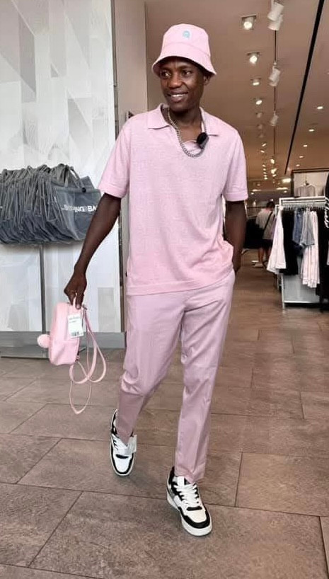 Một khía cạnh đáng chú ý trong thời trang của Lindo là sự kết hợp giữa yếu tố thể thao và hàng ngày. Lindo từng xuất hiện trong set hồng từ quần áo đến mũ và túi xách. Giày sneaker trắng kiểu classic low-top, nhấn mạnh vào sự thoải mái lâu dài. Set đồ này của Lindo minh họa cách thời trang thể thao có thể được tích hợp vào cuộc sống hàng ngày, đặc biệt trong môi trường du lịch. Ảnh: FBNV