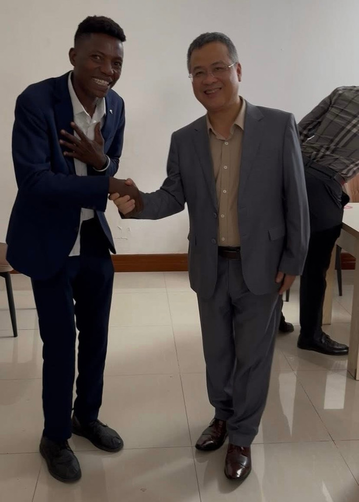 Không dừng lại ở casual, thời trang của Lindo còn thể hiện sự đa dạng khi chuyển sang các bộ đồ formal hơn. Trong một số hình ảnh, Lindo mặc bộ suit xanh navy slim-fit, với áo khoác hai nút và quần âu ống đứng, kết hợp áo sơ mi trắng cổ bẻ cổ điển. Bộ suit này có đường cắt may sắc nét, nhấn vào phần vai và eo, tạo hình dáng cân đối, phù hợp cho các sự kiện gặp gỡ quan trọng. Giày da đen bóng, kiểu Oxford truyền thống với dây buộc, bổ sung cho tổng thể, giúp Lindo trông chuyên nghiệp hơn mà vẫn giữ được sự trẻ trung. Ảnh: FBNV