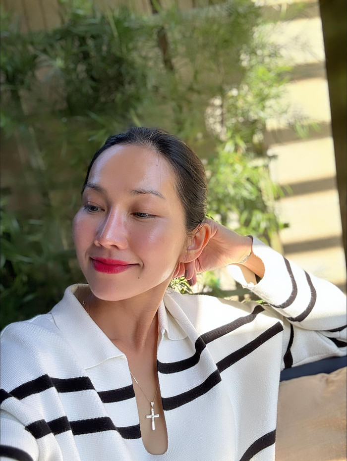 Kim Hiền hiện sống ở nước ngoài cùng các con. Cô được nhận xét là vẫn giữ nét trẻ trung, tràn đầy năng lượng ở tuổi ngoài 40.