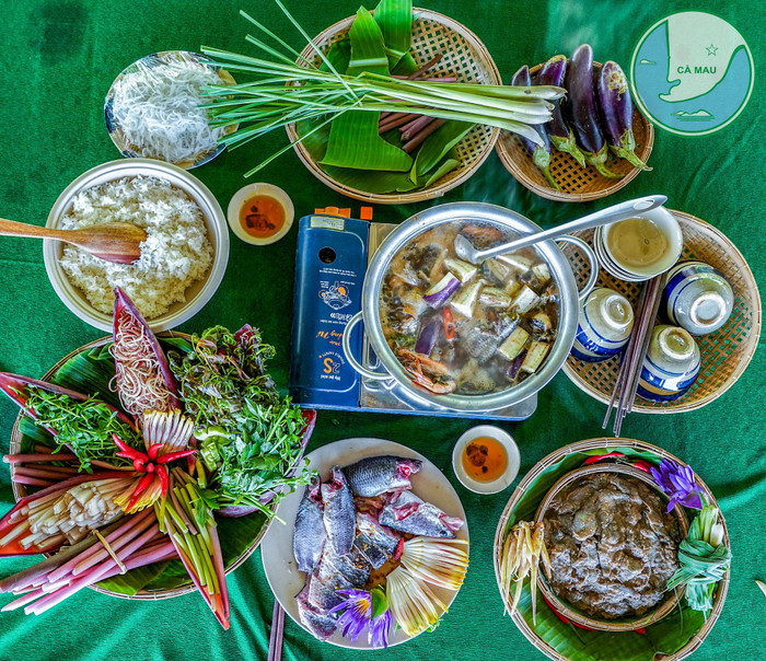 Mâm lẩu mắm cực bắt mắt. Ảnh: Fanpage Cà Mau