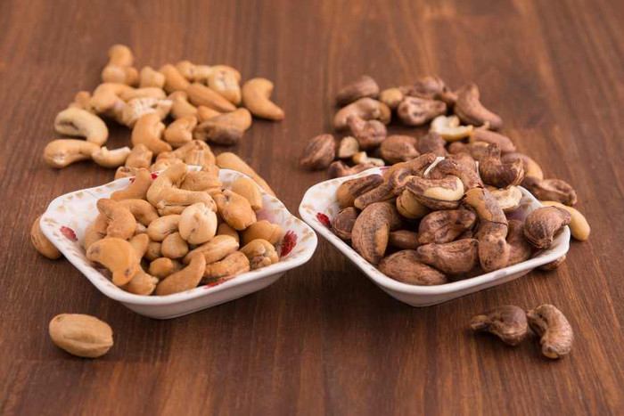 Hạt bị tẩm muối quá mặn sẽ gây ảnh hưởng đến sức khoẻ. Ảnh minh hoạ