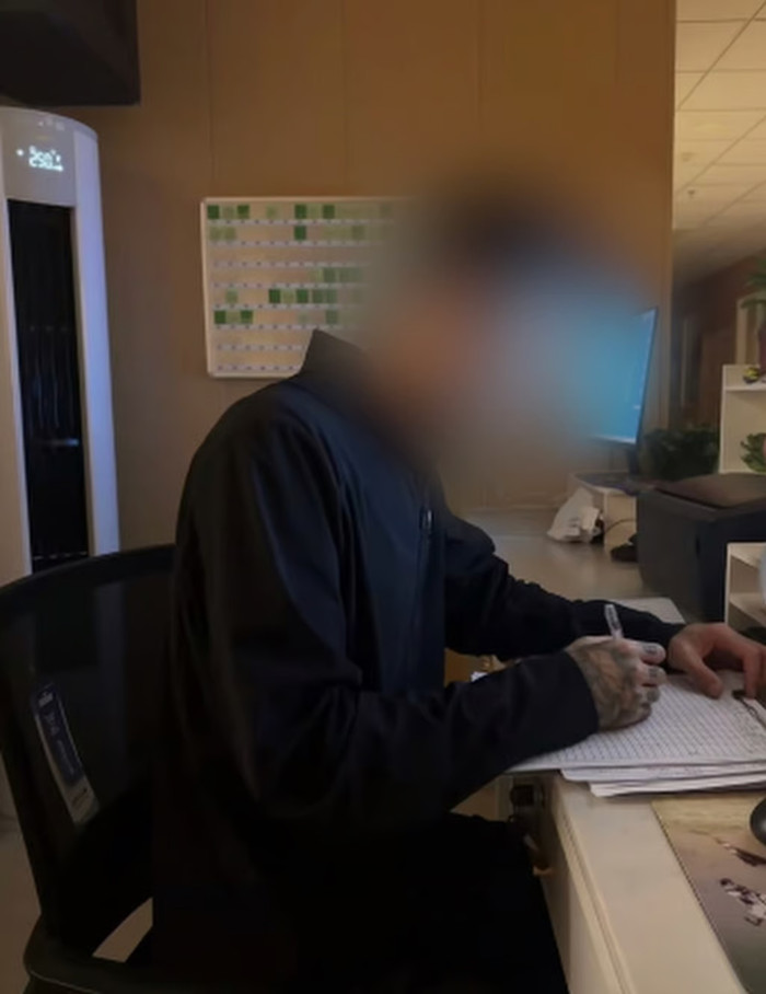 Người đàn ông này cũng được quay phim khi đang viết báo cáo tại trạm y tá của một khoa. Ảnh: gscn.com.cn