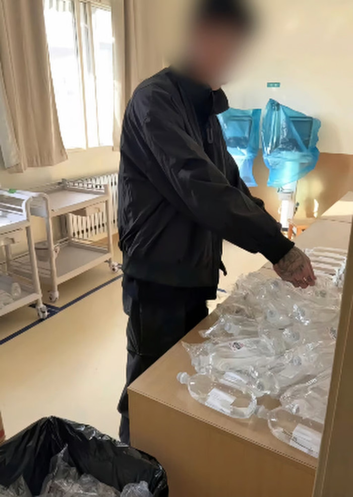 Một trong những video lan truyền trên mạng cho thấy người đàn ông đang sắp xếp các túi truyền dịch tĩnh mạch. Ảnh: gscn.com.cn