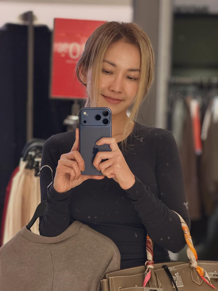 Diễn viên Kim Hiền thu hút sự chú ý khi sử dụng mẫu điện thoại cao cấp nhất hiện nay. Ảnh: FBNV