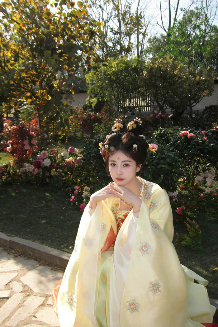 Bạch Lộc gây xao xuyến với tạo hình cổ trang.