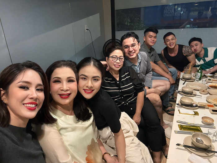 Diễn viên Lê Phương cùng các đồng nghiệp thân thiết quây quần để chúc mừng 'quả ngọt' mà cô vừa đạt được.