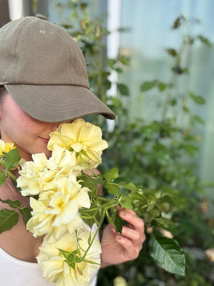 Cô trồng nhiều loại hoa, nở đủ các mùa trong năm nên tổ ấm càng thêm sinh động.