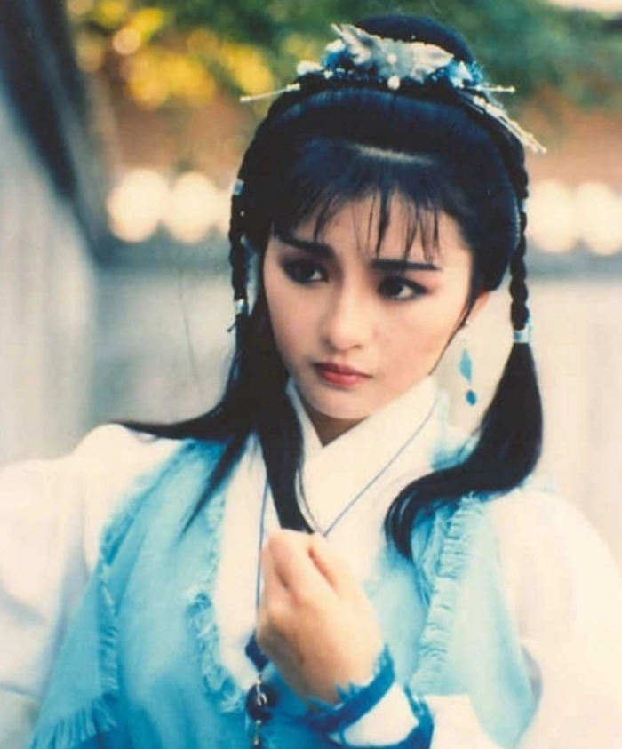 A Thanh, thiếu nữ chăn dê sở hữu Việt nữ kiếm pháp, được xem là thiên hạ đệ nhất cao thủ