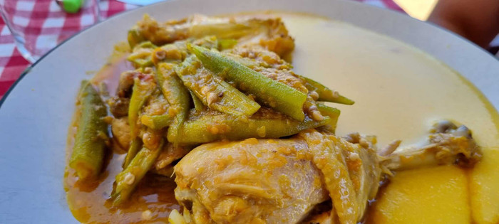 Moamba de Galinha thường được ăn kèm với funge – một loại bột sắn hoặc bột ngô nấu sệt.