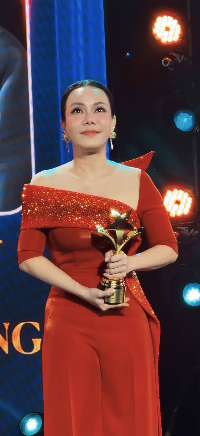 Việt Hương được vinh danh ở giải thưởng Nữ diễn viên chính xuất sắc nhất, hạng mục điện ảnh, do hội đồng nghệ thuật bình chọn (Ảnh: FBNV).