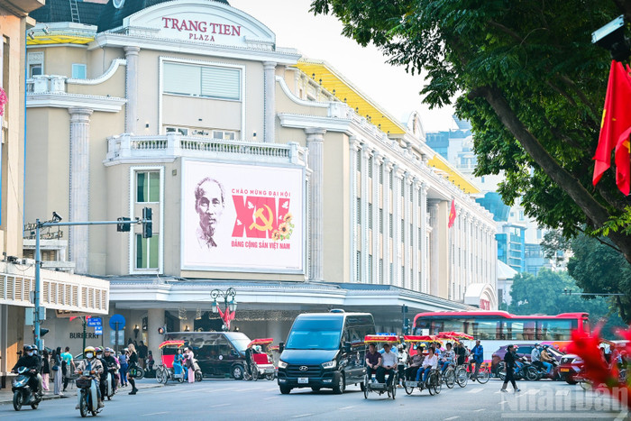 Màn hình LED khổ lớn đặt tại các tuyến phố trung tâm, các tòa nhà trung tâm thương mại lớn cũng trình chiếu hình ảnh, khẩu hiệu và những nội dung chào mừng Đại hội XIV của Đảng.&nbsp;