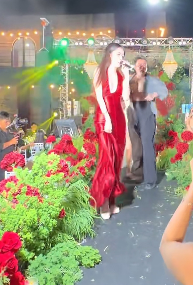 Hình ảnh Nam Em tái hiện lại động tác 'cưỡi ngựa' mới đây tiếp tục gây tranh cãi.&nbsp;