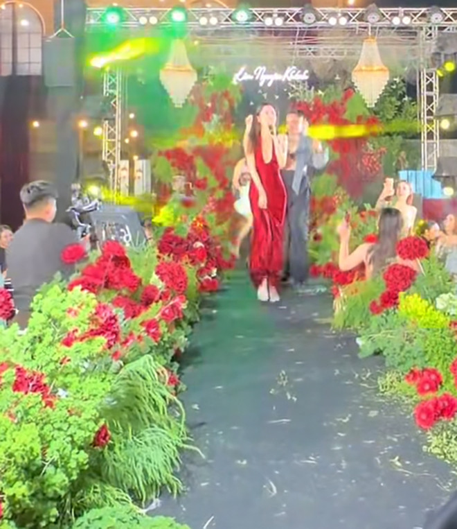 Khán giả ngao ngán khi Nam Em lại chiêu trò trên sân khấu Ảnh 1