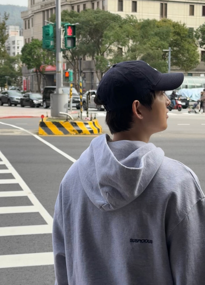 Ảnh giản dị của Song Joong Ki trên đường phố gây sốt Ảnh 2