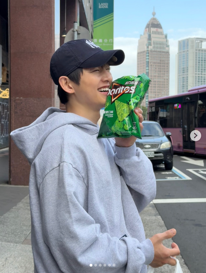 Dù diện trang phục giản dị, song Song Joong Ki vẫn nhận được 'mưa lời khen' nhờ vẻ ngoài điển trai, đầy cuốn hút.