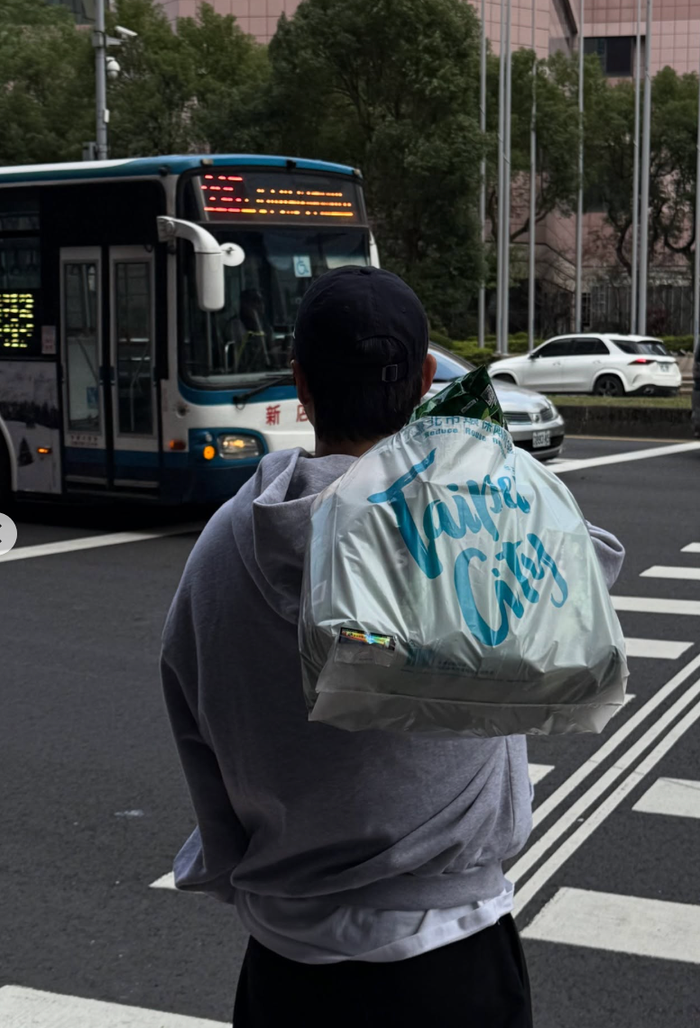 Song Joong Ki 'xả kho' loạt ảnh khám phá Đài Loan mới đây.