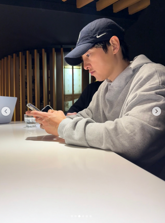 Ảnh giản dị của Song Joong Ki trên đường phố gây sốt Ảnh 4