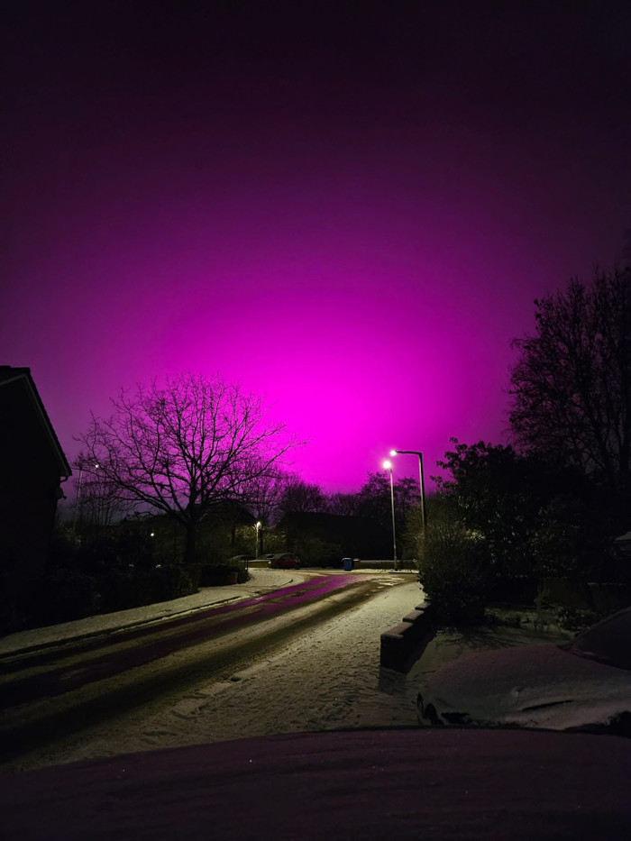 Bầu trời bỗng chuyển sang màu tím hồng lạ thường, người dân đổ ra đường để xem Ảnh 1