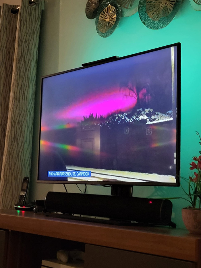 Bầu trời bỗng chuyển sang màu tím hồng lạ thường, người dân đổ ra đường để xem Ảnh 2