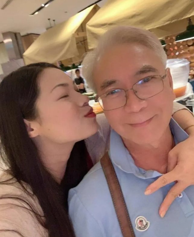 Diễn viên gạo cội TVB Lý Long Cơ trở thành tâm điểm chú ý khi chuyện tình nhiều năm với vị hôn thê kém 36 tuổi chính thức tan vỡ