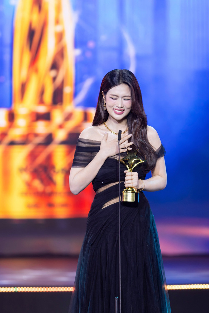 Thiên Ân đã giành giải Nữ diễn viên được yêu thích nhất ở hạng mục điện ảnh, do khán giả bình chọn (Ảnh: FBNV).