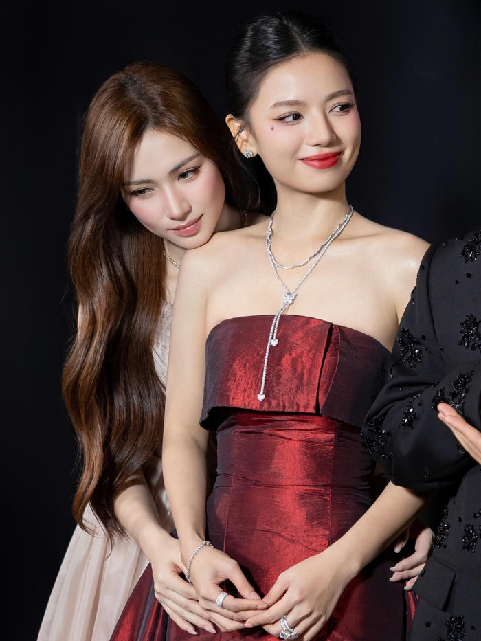 Hòa Minzy và Hạ Anh có cơ duyên quen biết khi cùng nhau tham gia diễn xuất trong phim Mưa Đỏ. Ảnh: FBNV