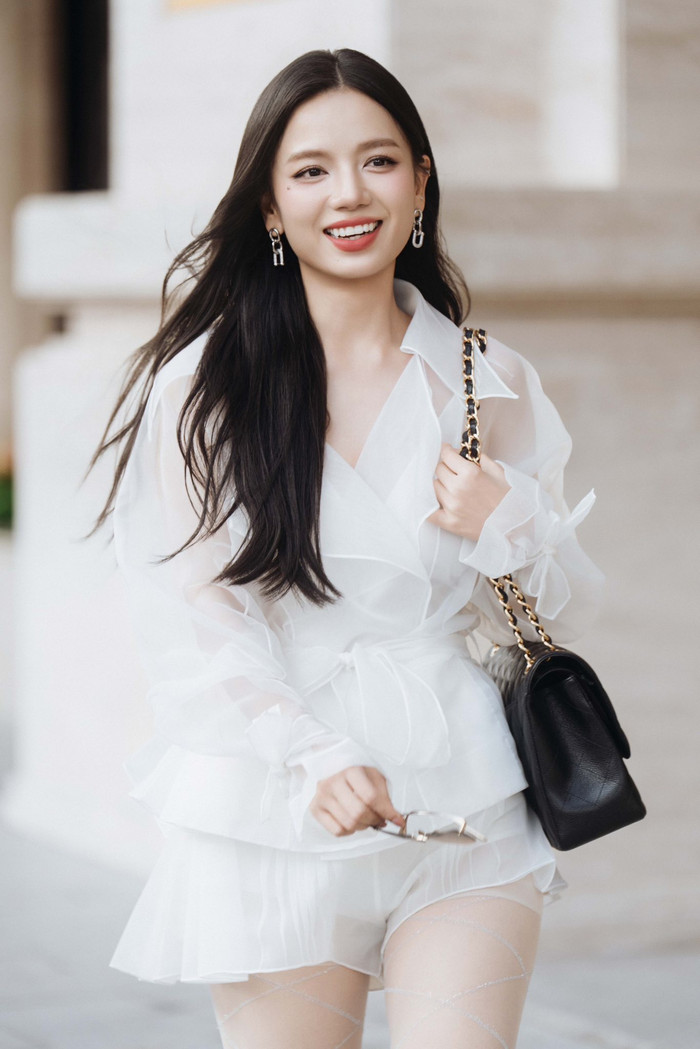 Nữ chính phim Mưa Đỏ được nhận xét sở hữu vẻ bề ngoài trẻ hơn so với tuổi thật. Ảnh: FBNV