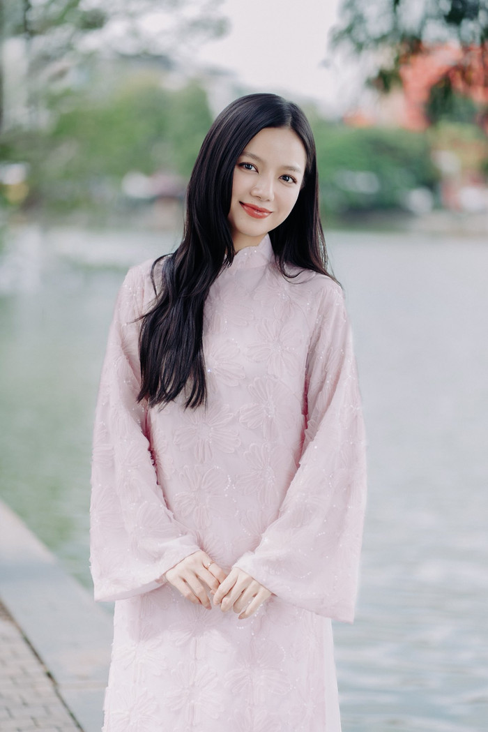 Hạ Anh đã có một thời gian bền bỉ hoạt động nghệ thuật trước khi được khán giả quan tâm nồng nhiệt sau vai diễn trong phim Mưa Đỏ. Ảnh: FBNV