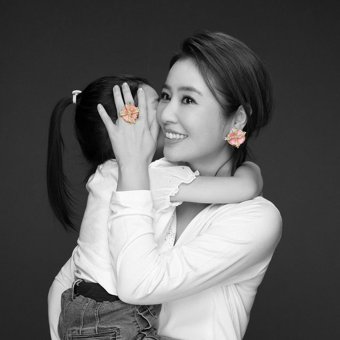 Lâm Tâm Như và Hoắc Kiến Hoa đều giữ kín hình ảnh, thông tin về con gái. Lần gần đây nhất nữ diễn viên công khai ảnh chụp chung với ái nữ là từ năm 2023. Ảnh: IGNV