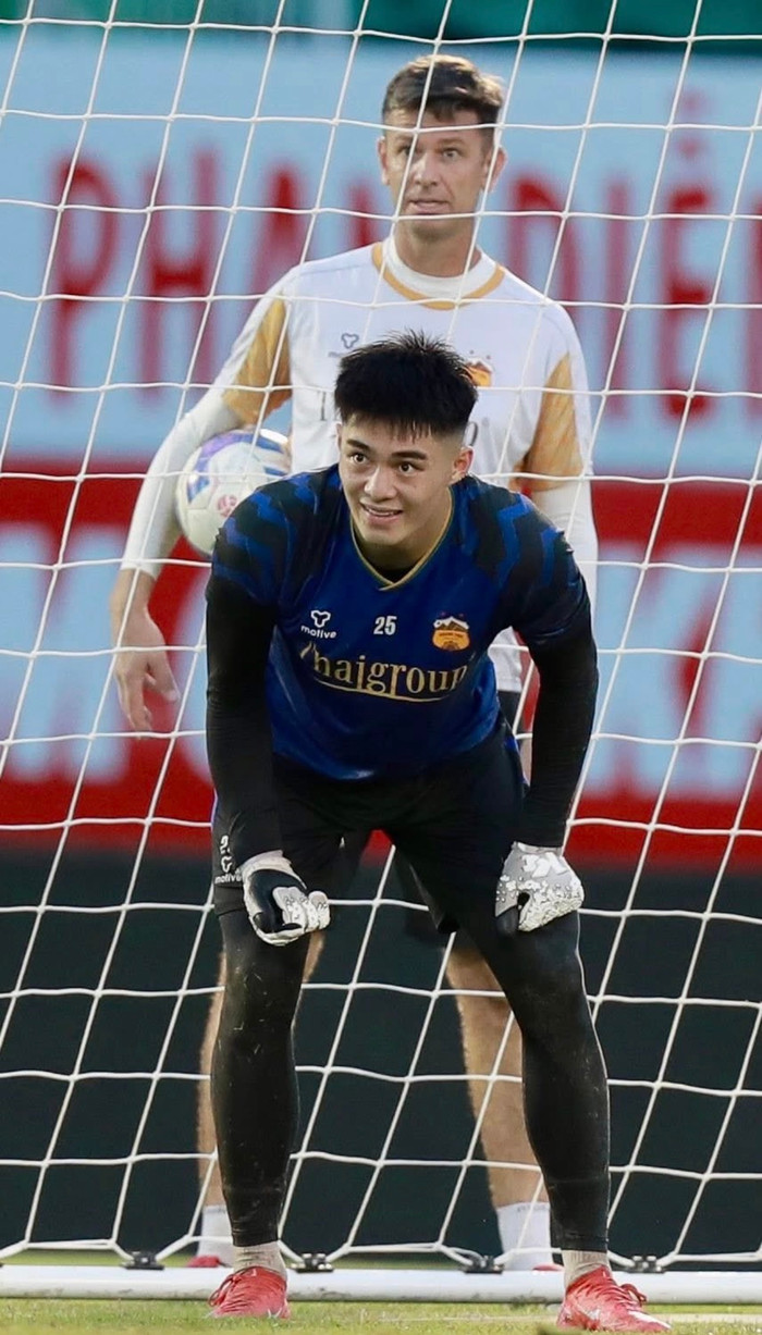 HLV thủ môn Higor Felliny Cruz, người đứng phía sau thủ môn Trần Trung Kiên. Ảnh: HAGL FC