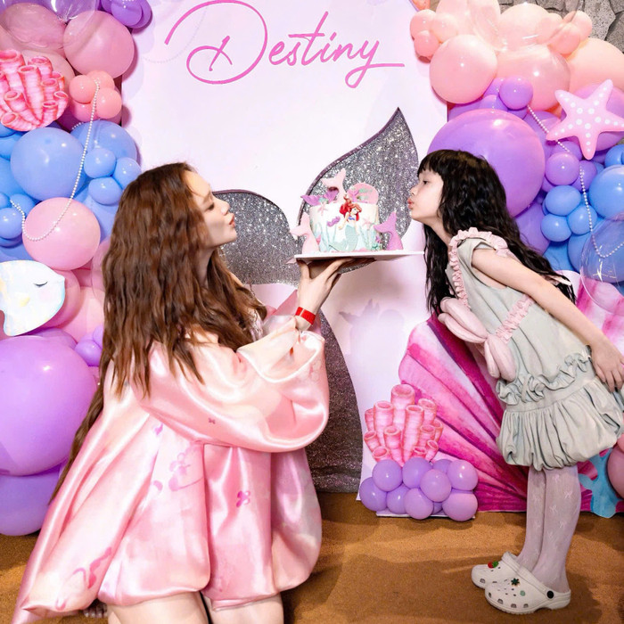 Nhã Phương và con gái Destiny chụp ảnh cùng bánh gato. Ảnh: FBNV