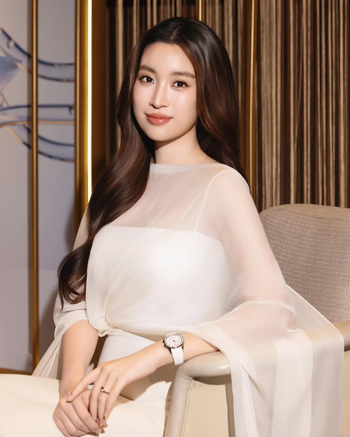 Đỗ Mỹ Linh chăm diện trang phục che vóc dáng trong thời gian vướng tin đồn mang thai lần hai. Ảnh: IGNV