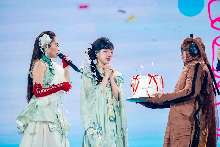 Phương Mỹ Chi trước đó đã bất ngờ tổ chức tiệc sinh nhật cho Khả Lâu tại fan meeting. Ảnh: IGNV
